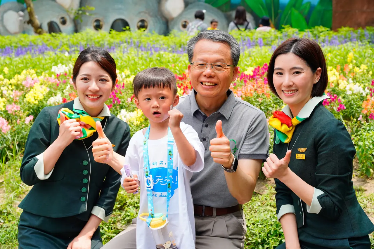長榮航空於台北市立動物園舉辦「讓我伴你飛─伴飛公益日」活動,總經理孫嘉明(右2)陪伴慢飛天使們遊戲。業者提供
