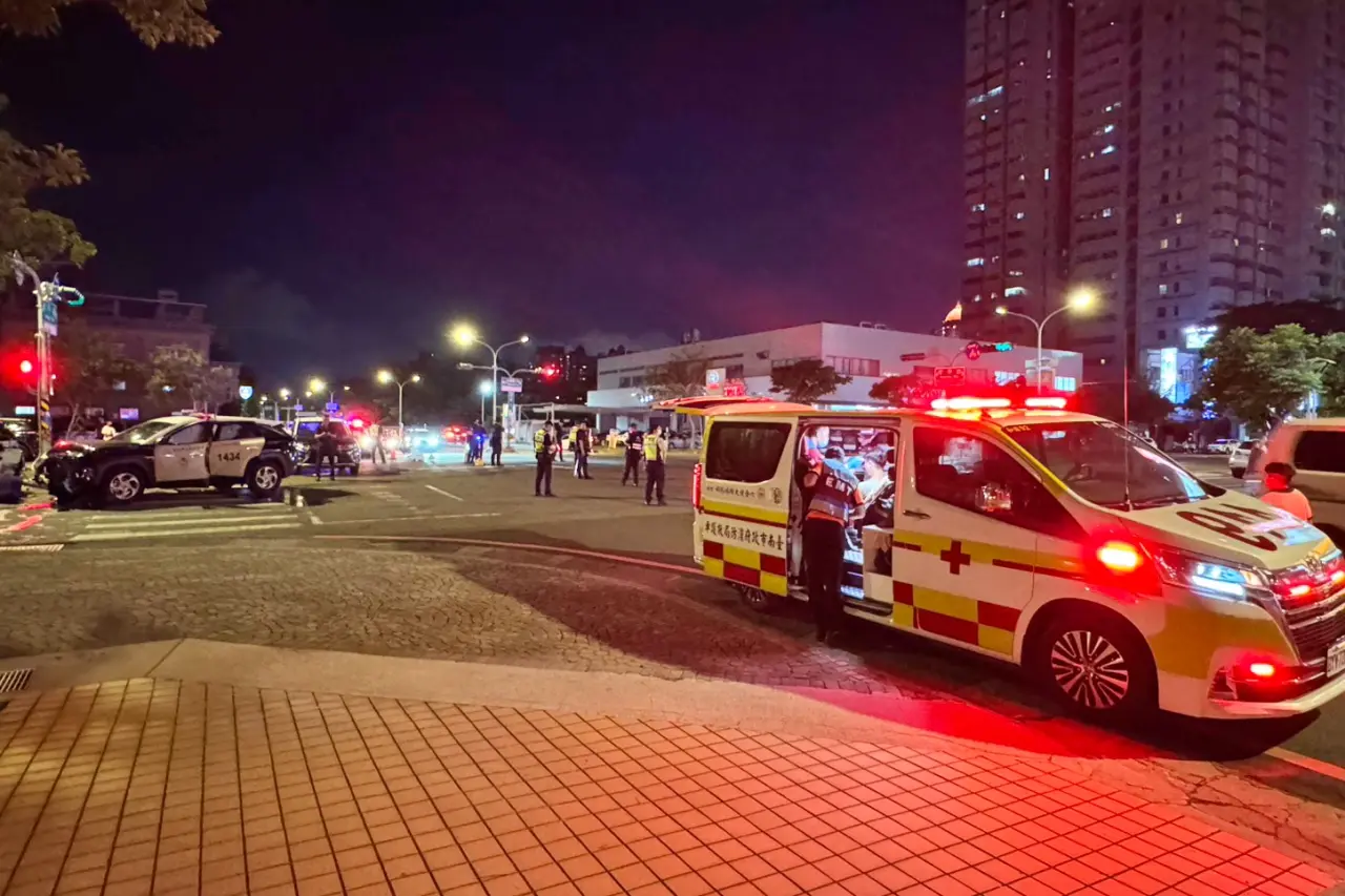 消防局出動救護車載送6人送醫,均無大礙。警方提供