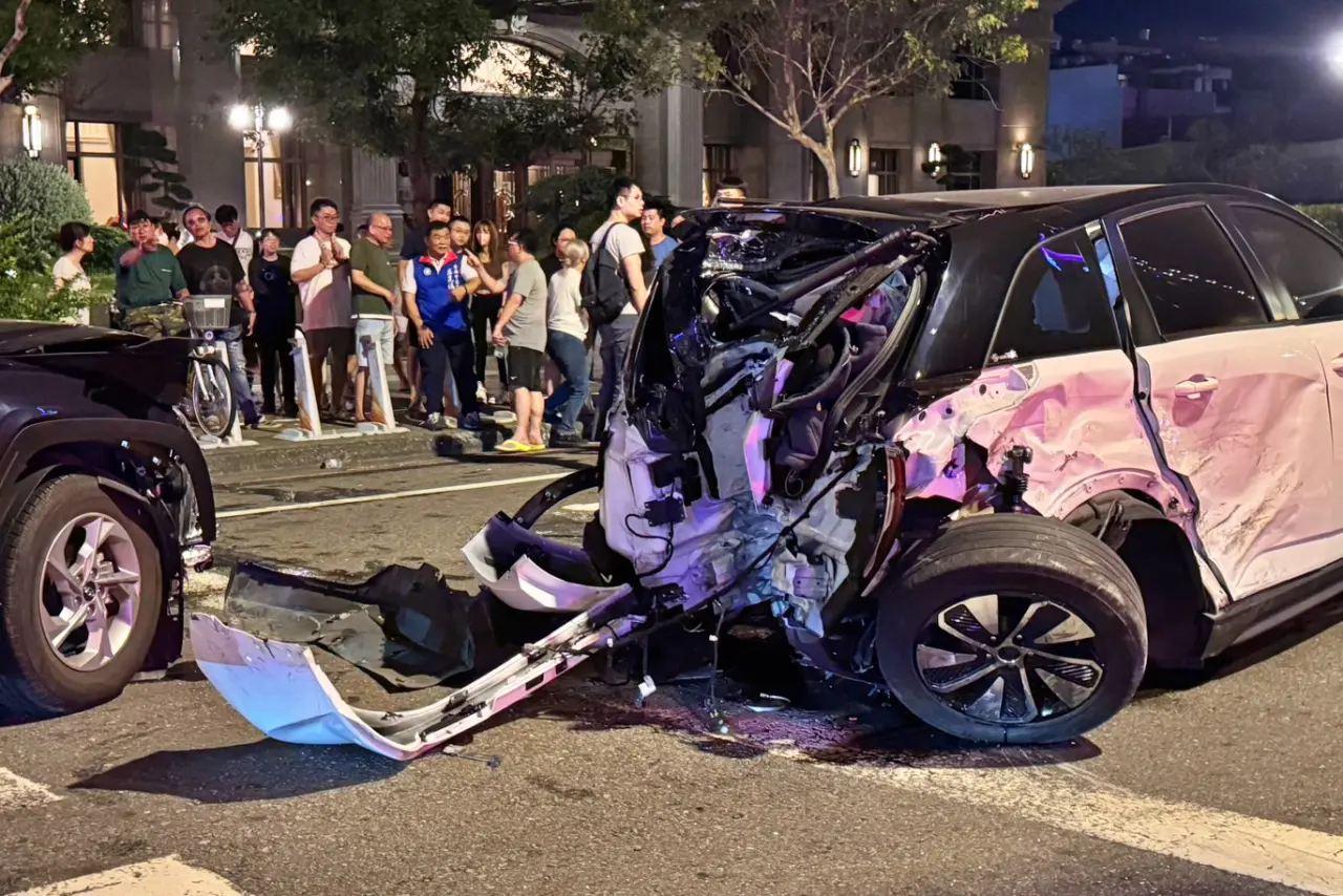 2車碰撞發出巨響,引來群眾圍觀。警方提供