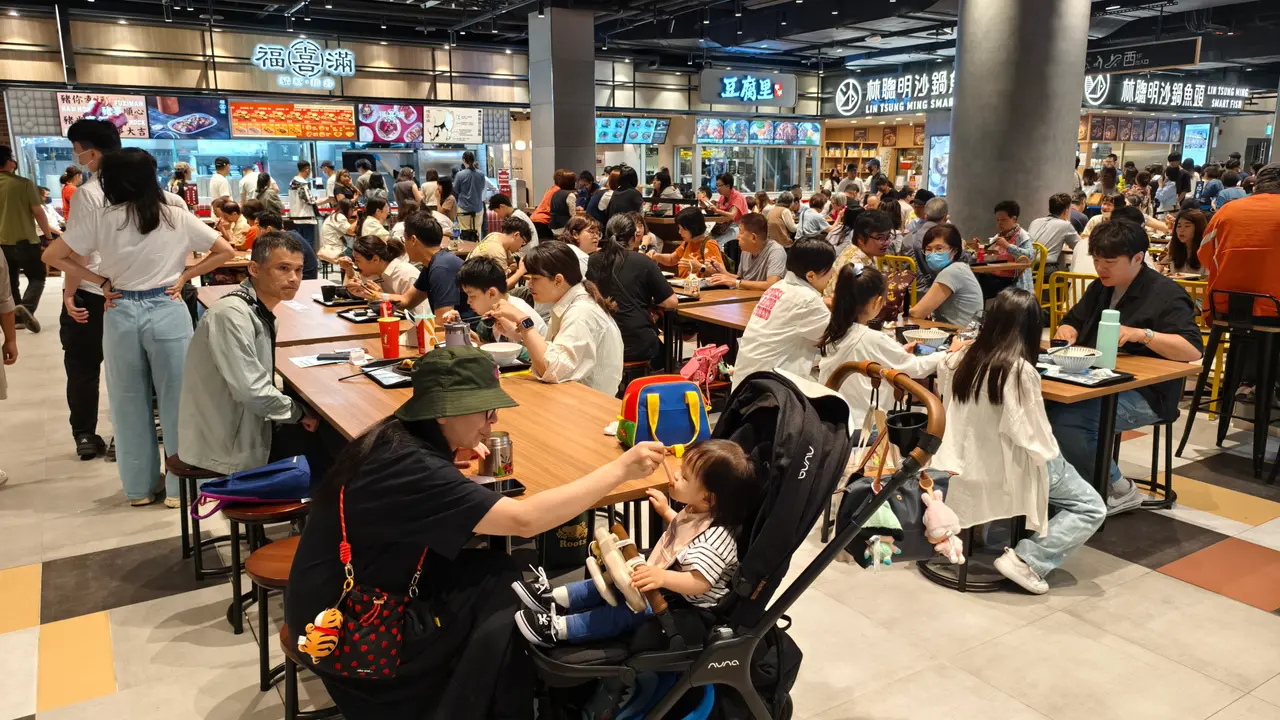 台北市去年餐飲業銷售額為全台之冠,圖為南港lalaport美食街。葉志明攝