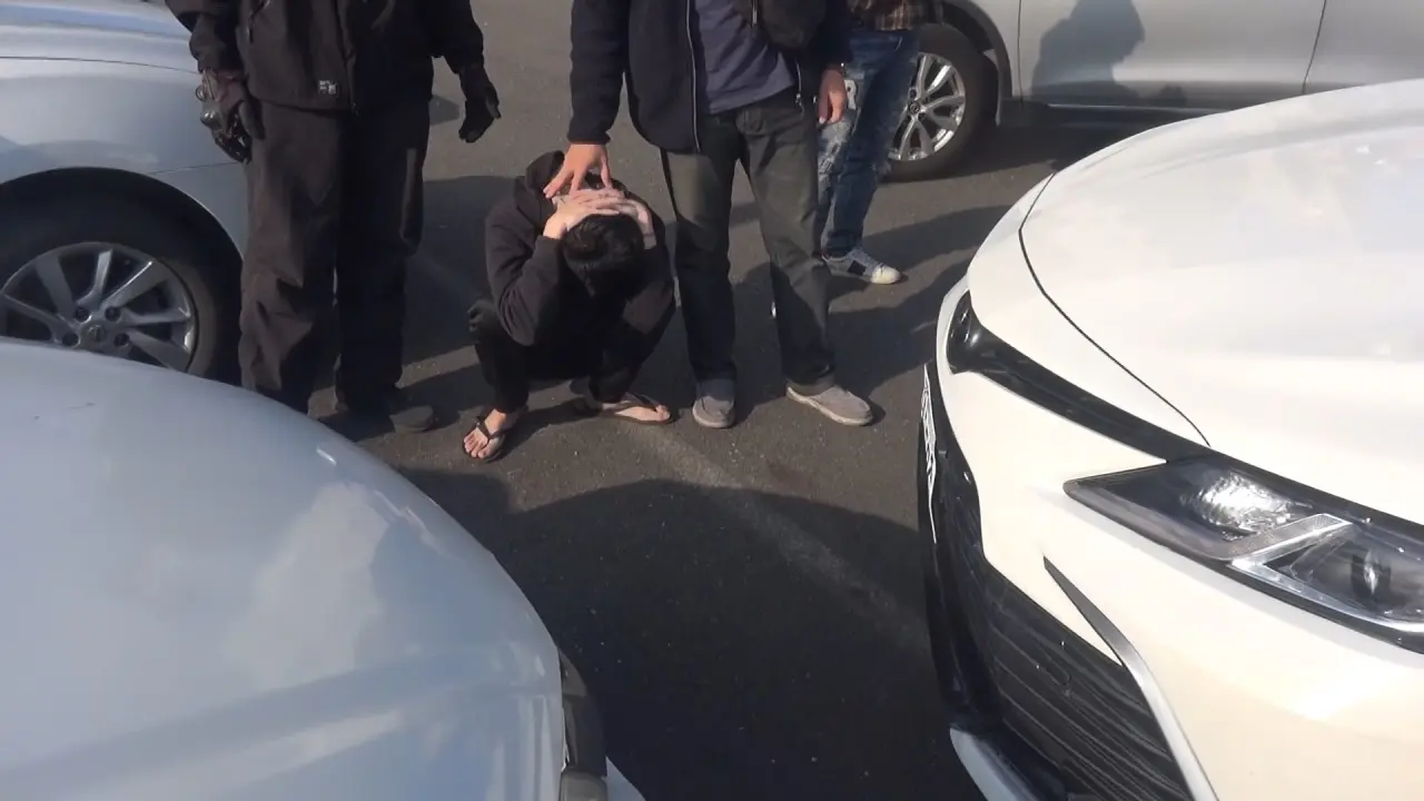 警方在仁武停車場逮捕販毒集團2嫌,當時2嫌正準備交班送貨。高市刑大隊