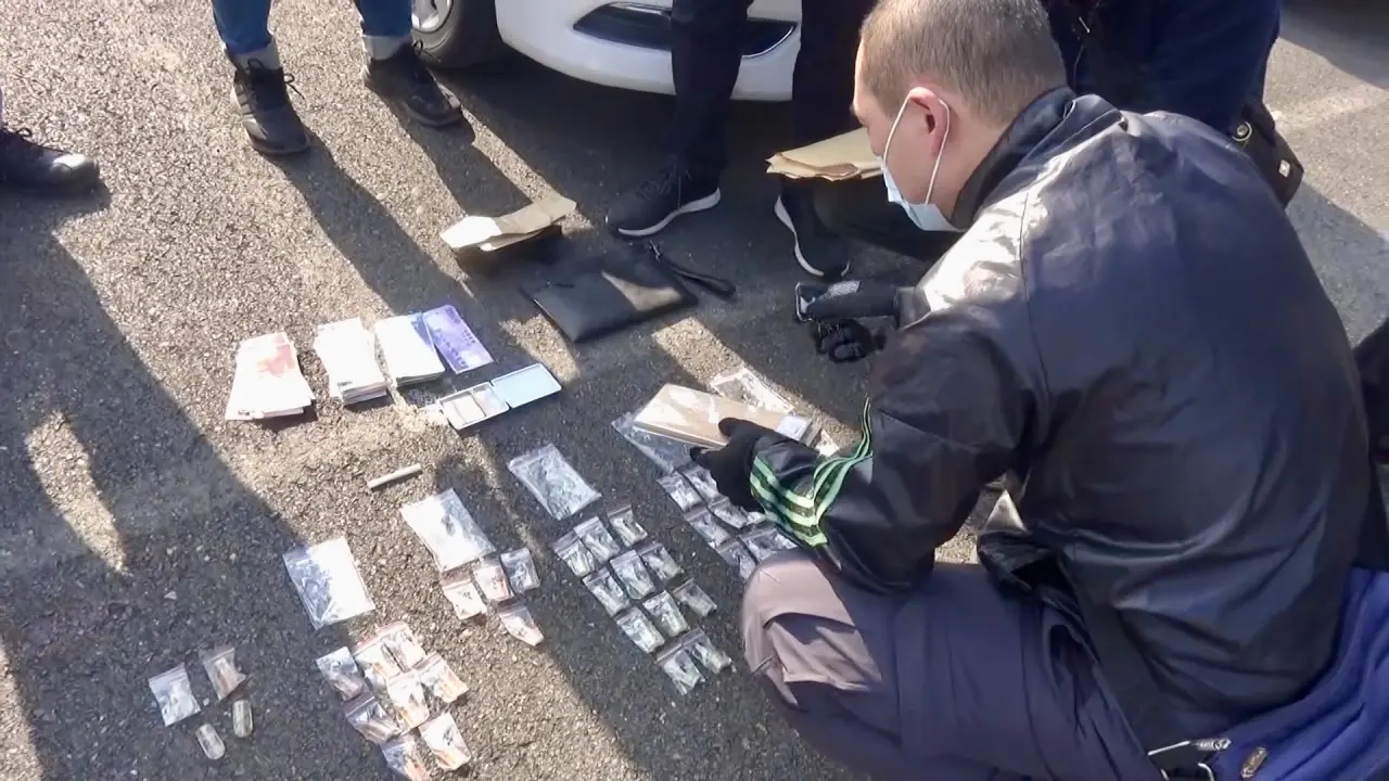 警方在仁武停車場逮捕販毒集團2嫌,當時2嫌正準備交班送貨。高市刑大隊