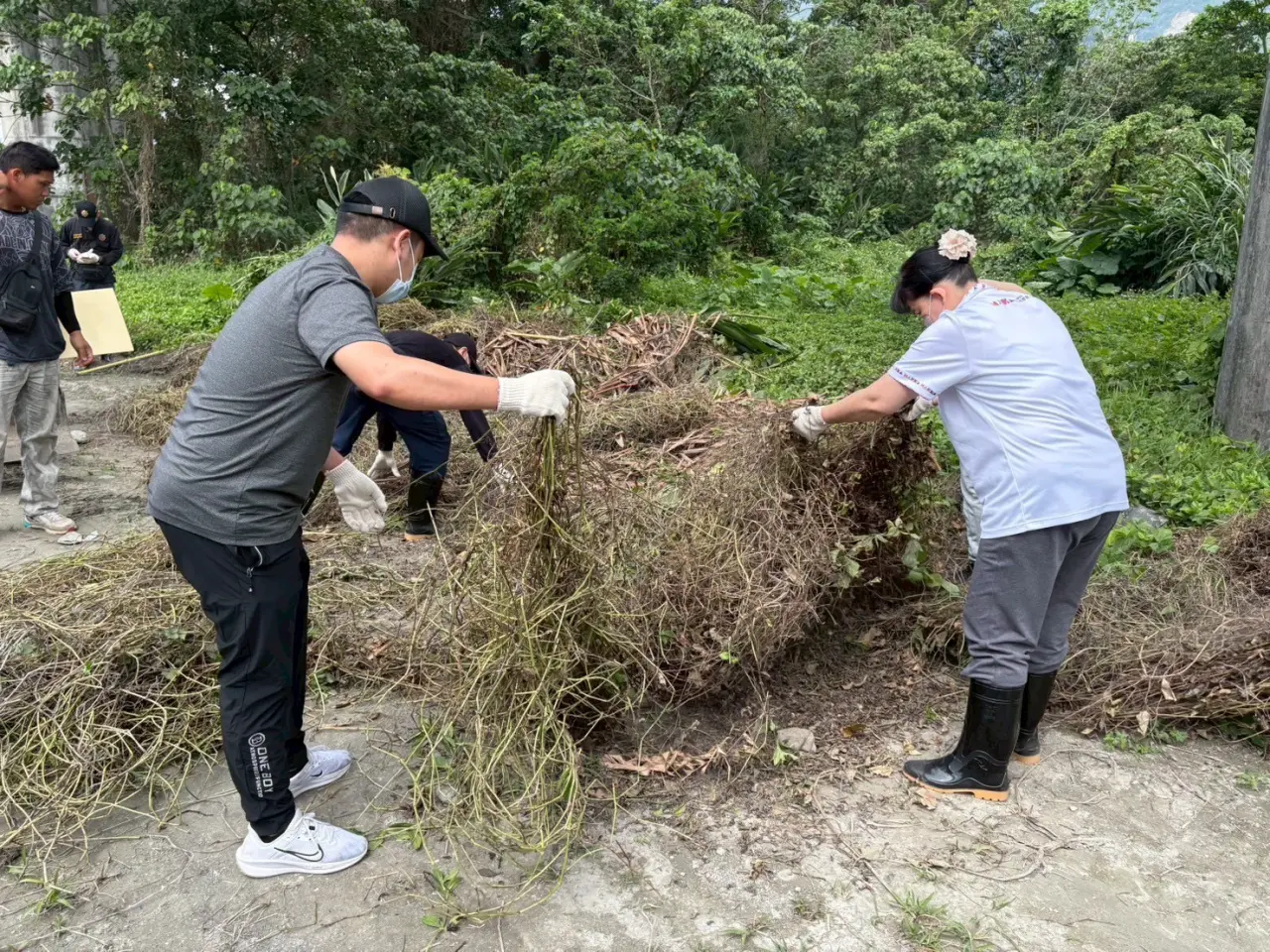 花蓮警方陸續挖出頭骨、左肱骨、右脛骨及部分衣物。翻攝畫面