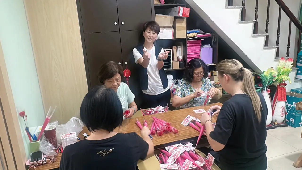 陳亭妃表示,手工皂康乃馨1朵5元,再藉由志工媽媽加工。取自臉書
