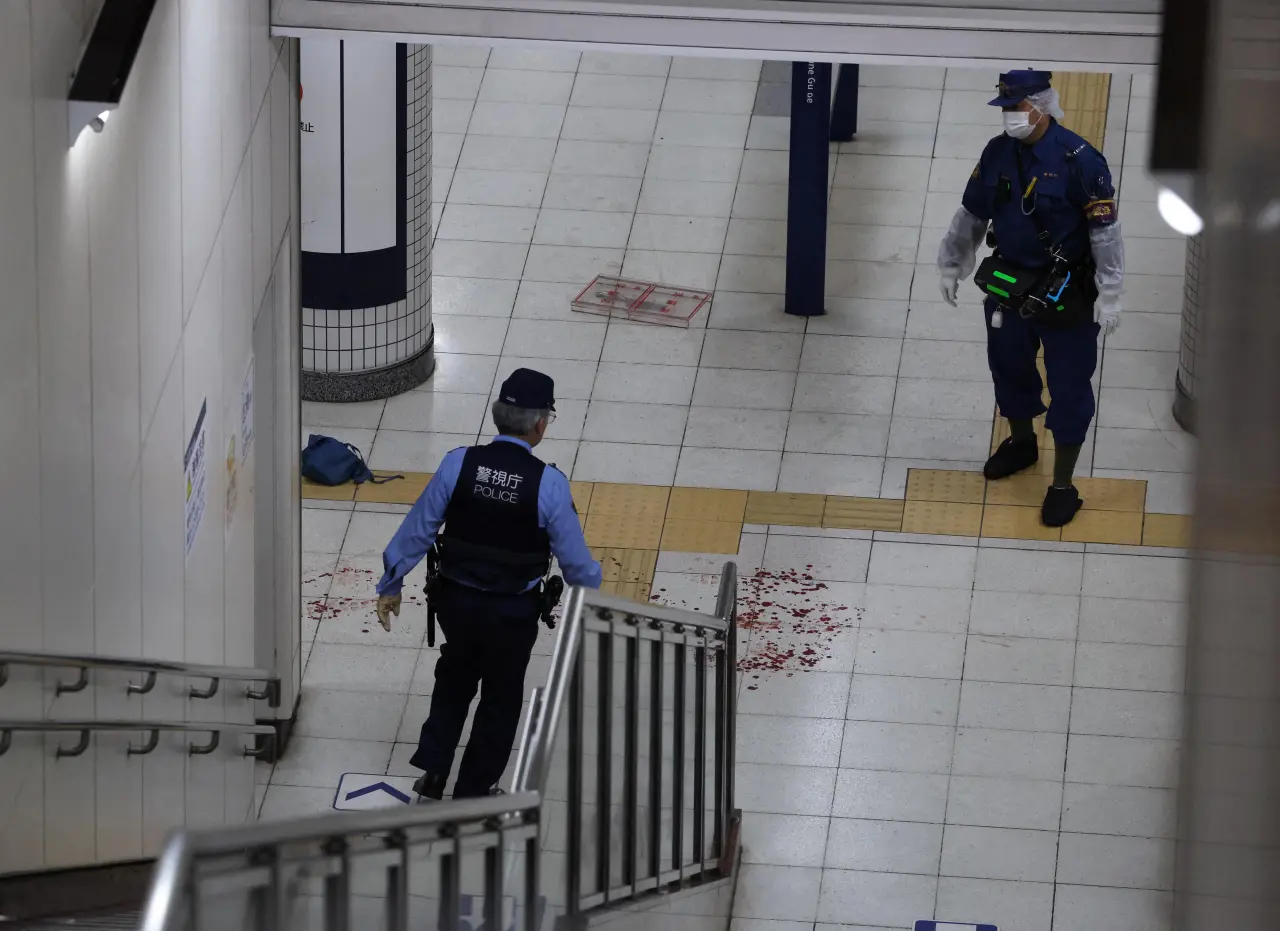 東京地鐵南北線「東大前」站7日晚間驚傳有人持刀亂砍,造成2人受傷,留下滿地血跡。法新社