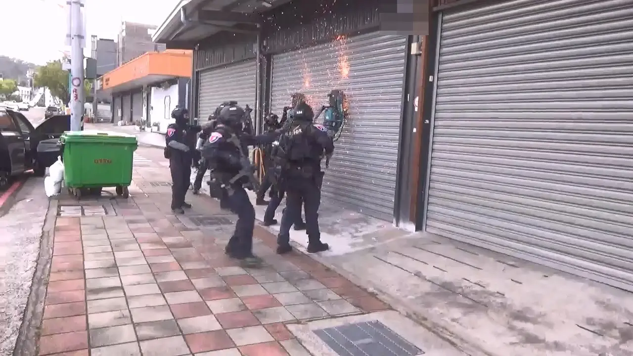 警方破門攻堅營救被害人。警方提供