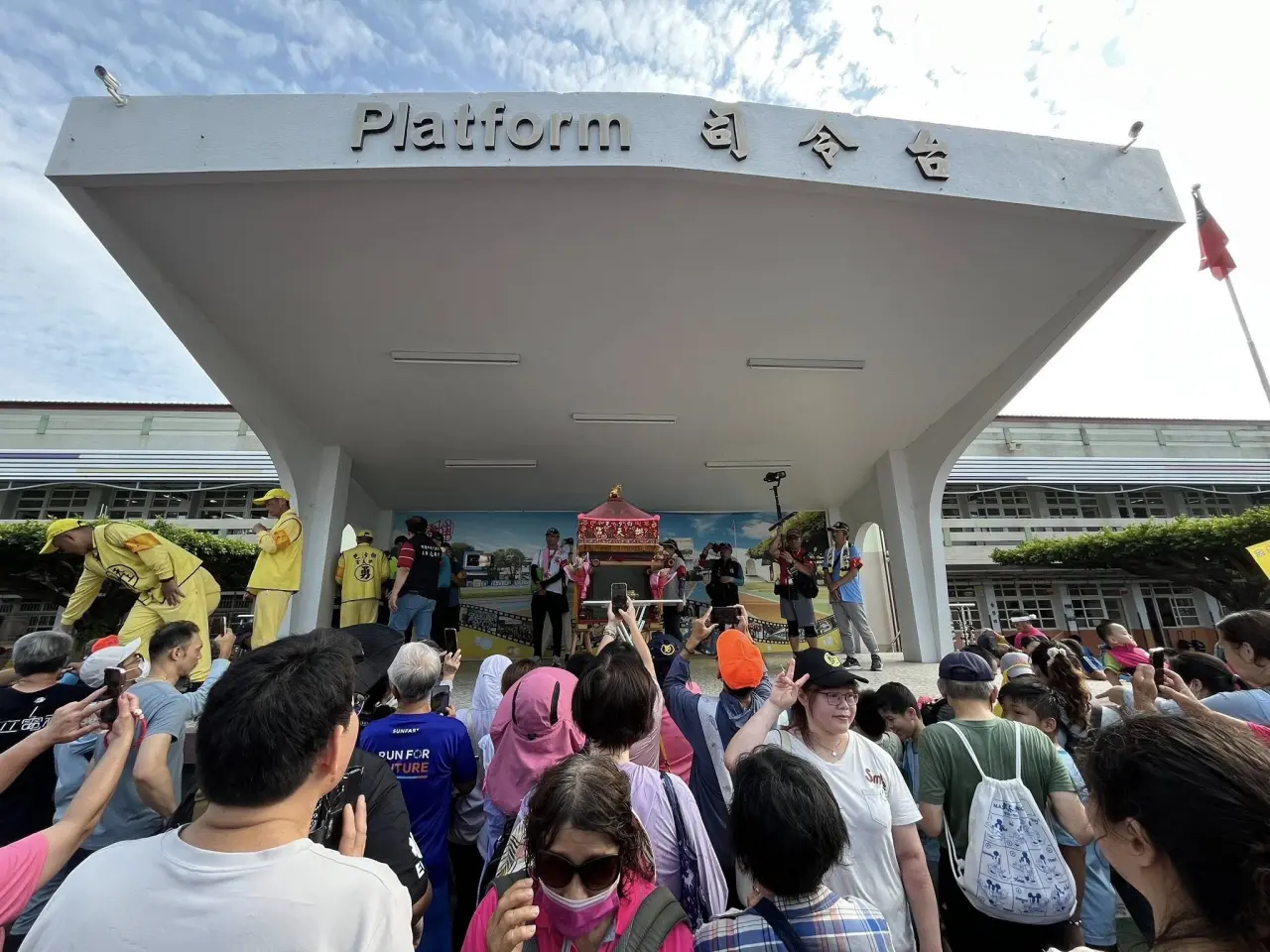 白沙屯媽祖所到之處,風靡現場。翻攝臉書「白沙屯拱天宮」