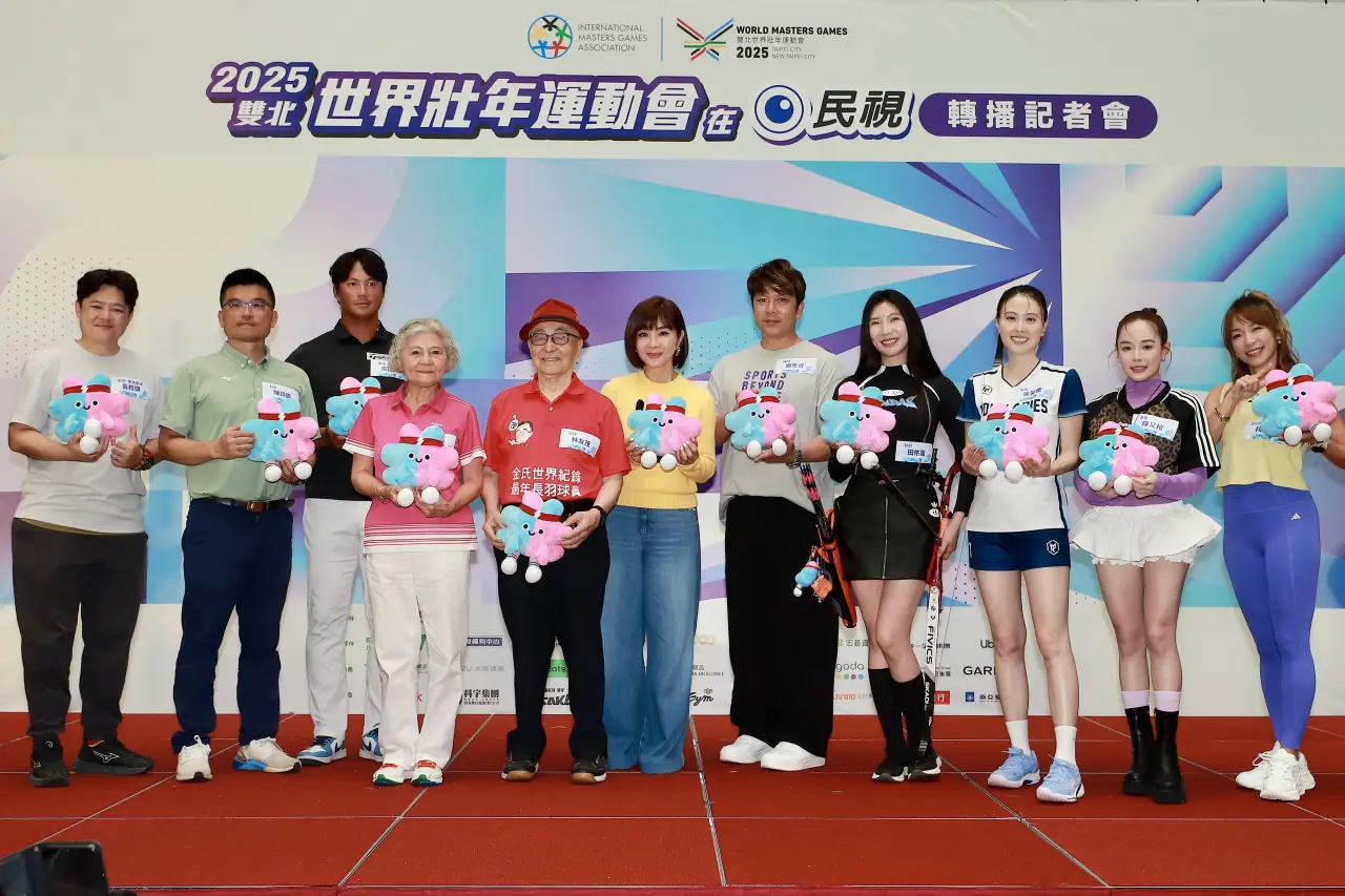 雙北世壯運於本月17日登場,周思齊(右五)、高國輝(左三)等名人都將參賽。北市觀傳局提供
