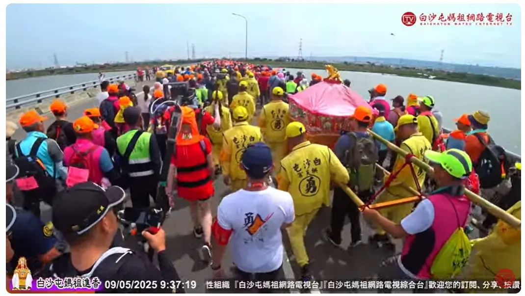 媽祖今天上午過中彰大橋,即將抵達台中龍井。翻攝自白沙屯媽祖網路電視台