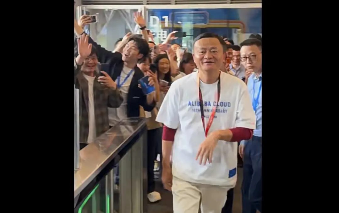 阿里巴巴創辦人馬雲上個月突然現身阿里雲谷園區。照片來源:IT互聯網那點事微博