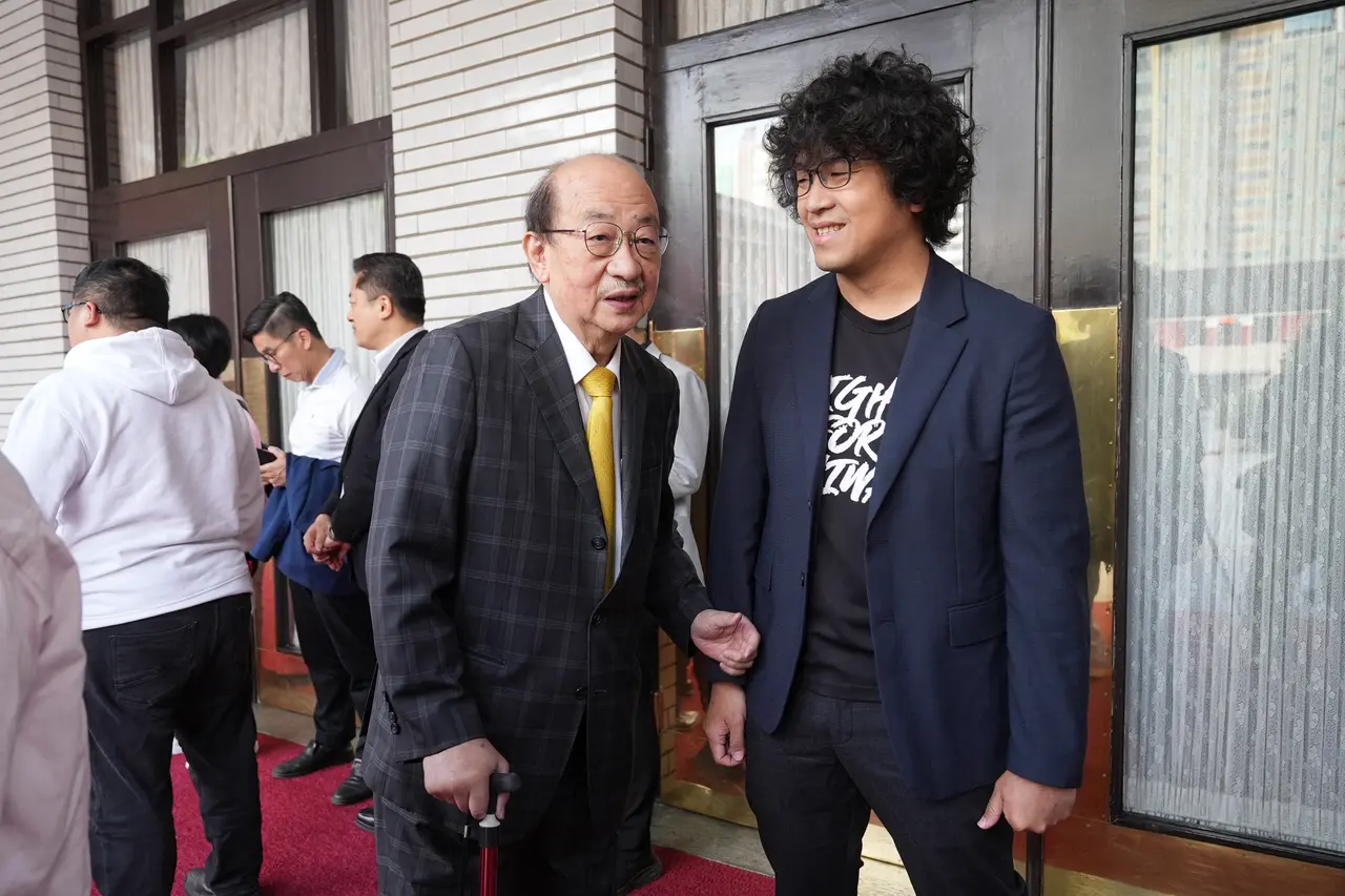 柯建銘(中)、沈伯洋(右)兩人被點名是大罷免綠營遭血洗戰犯。圖為5月中民進黨立院黨團甲級動員備戰院會。資料照,李柏毅攝攝