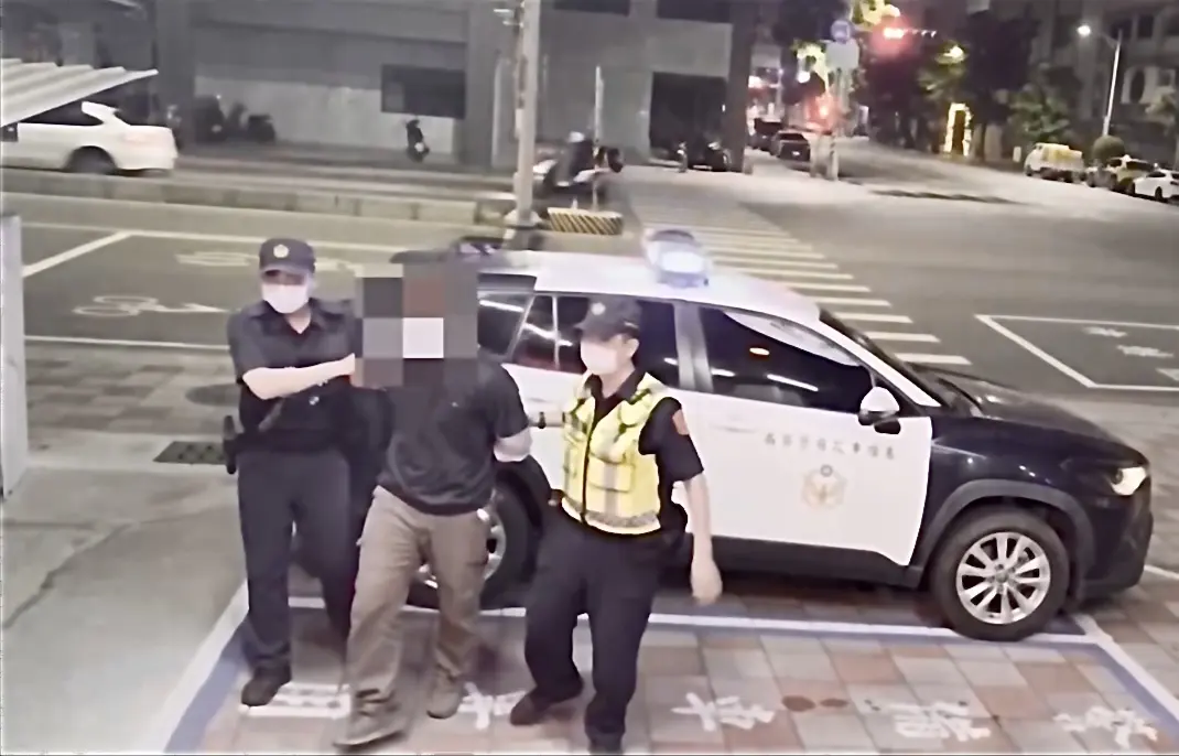 肇事鄭姓男子因酒駕被警方帶返派出所製作筆錄。三民一分局提供