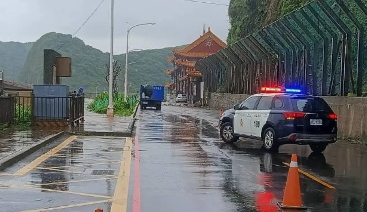 警方一度封道交管。翻攝畫面