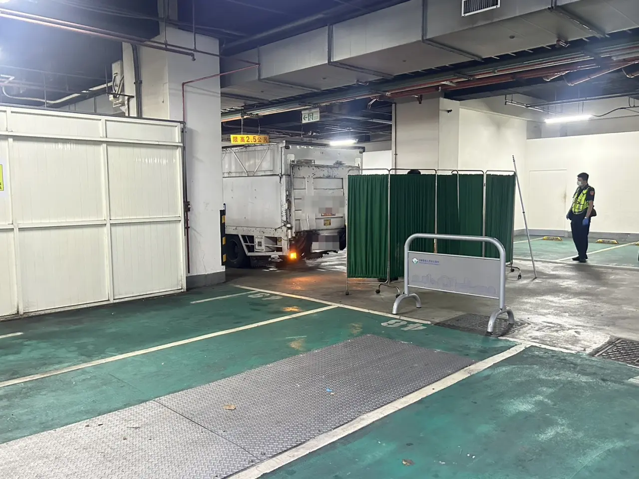 賴姓婦人下班從地下二樓離去時,慘遭貨車輾斃。民眾提供