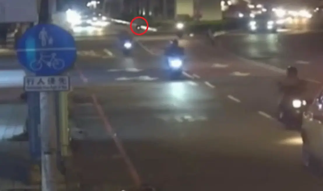 監視器拍下代課老師騎Ubike跨越槽化線鬼切釀禍過程。翻攝畫面