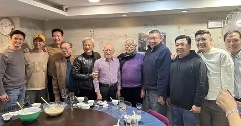 去年黃仁勳訪台,受廣達董事長林百里之邀就曾在「鄒記食舖」用餐,當天座上賓還有張忠謀夫婦、台哥大董事長蔡明忠、聯發科董事長蔡明介、廣達副董事長梁次震等多位科技業大老,眾星雲集。取自謝金河臉書