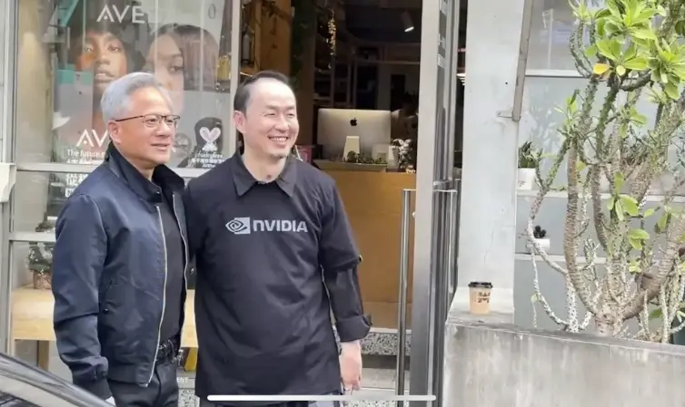 黃仁勳表示他要去「Manor salon」剪頭髮,圖為去年他與髮型師Ray合照畫面。翻攝影片