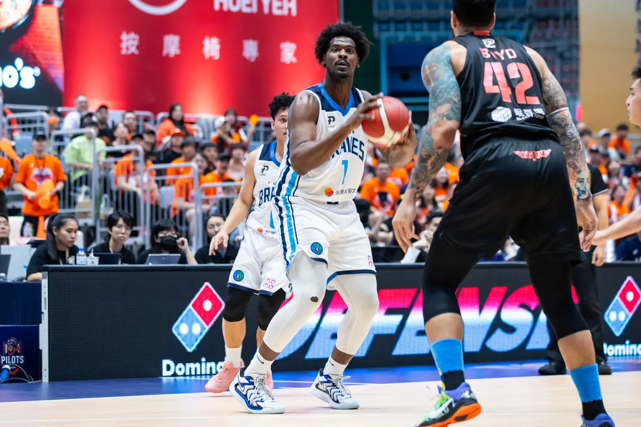 沃特斯在決勝末節彈無虛發,單節飆進5記三分球,轟比15分,比領航猿全隊13分還多。PLG提供