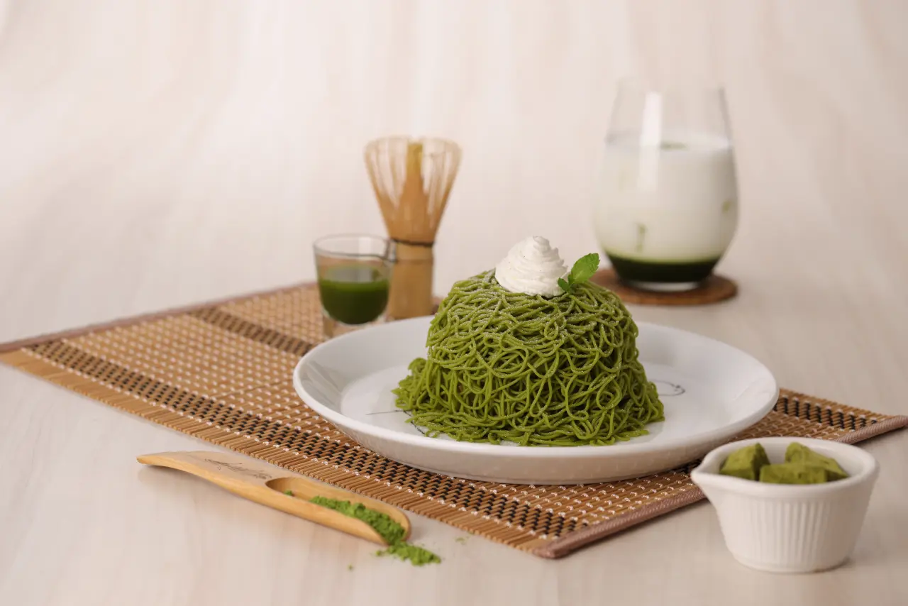 杏桃鬆餅屋大江店限定推現點現做「抹茶蒙布朗薄鬆餅」,套餐含2杯160元飲料,特價449元。杏桃鬆餅屋提供