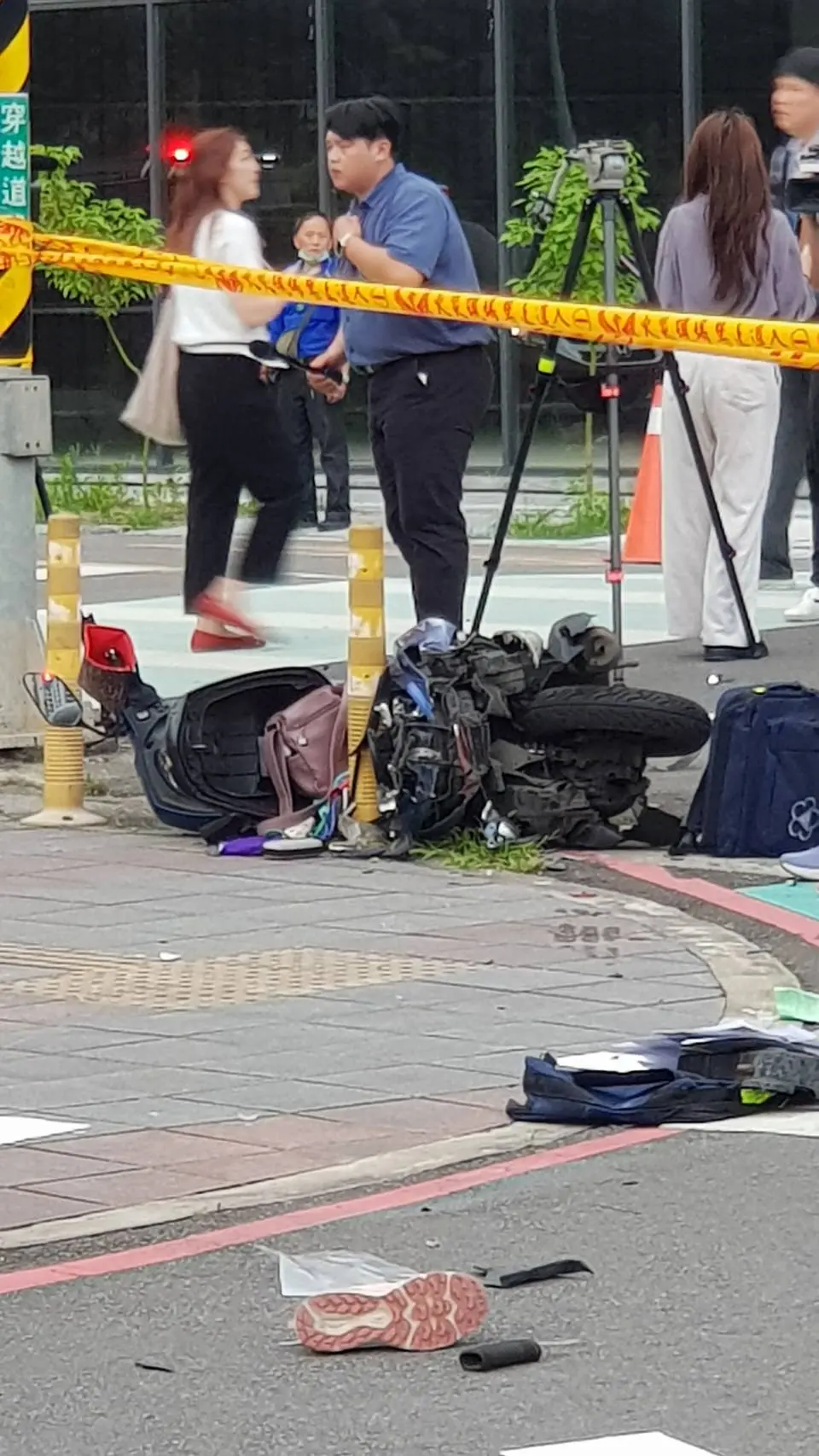 死傷者的物品遺留在事故現場。曾伯愷攝