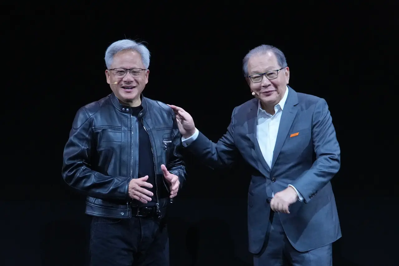 聯發科執行長蔡力行在台北國際電腦展發表主題演講,黃仁勳(左)出席站台。資料照片林林攝。