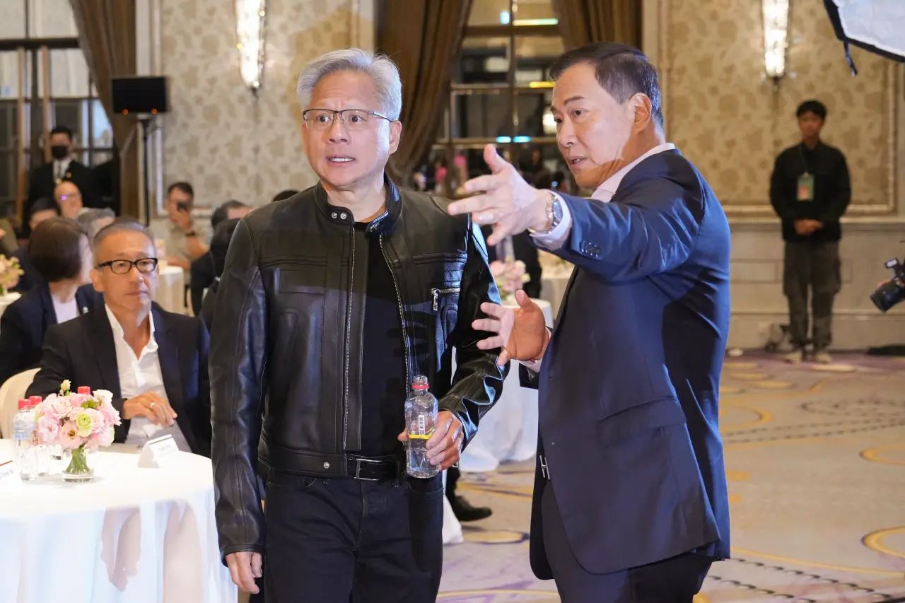辜仲立向黃仁勳介紹與會的企業領袖。陳卓邦攝