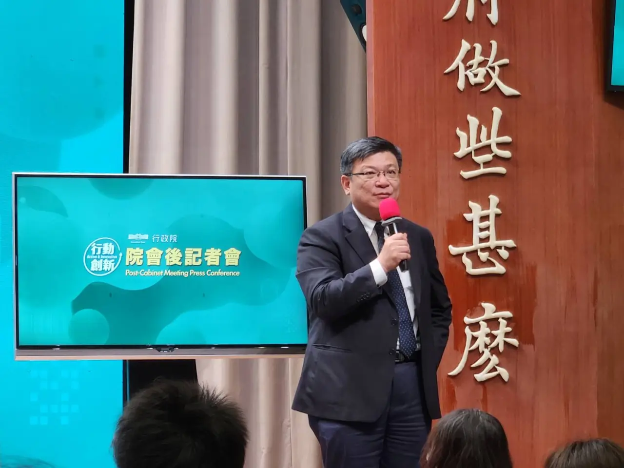 台電董事長曾文生今在政院記者會回應媒體提問。施智齡攝