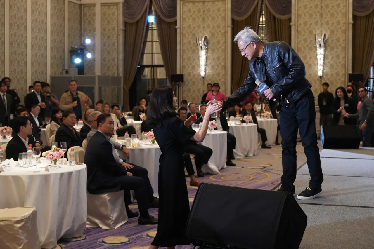 黃仁勳演說空檔,女兒Madison幫他遞水。沈君帆攝