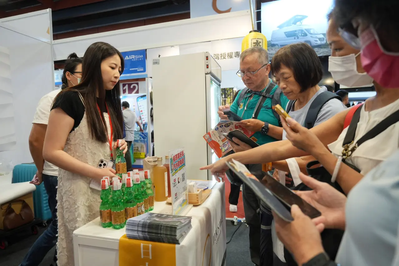 仲酣與《知新聞》在旅展設攤,下載APP並追蹤IG可獲彈珠汽水。李柏毅攝