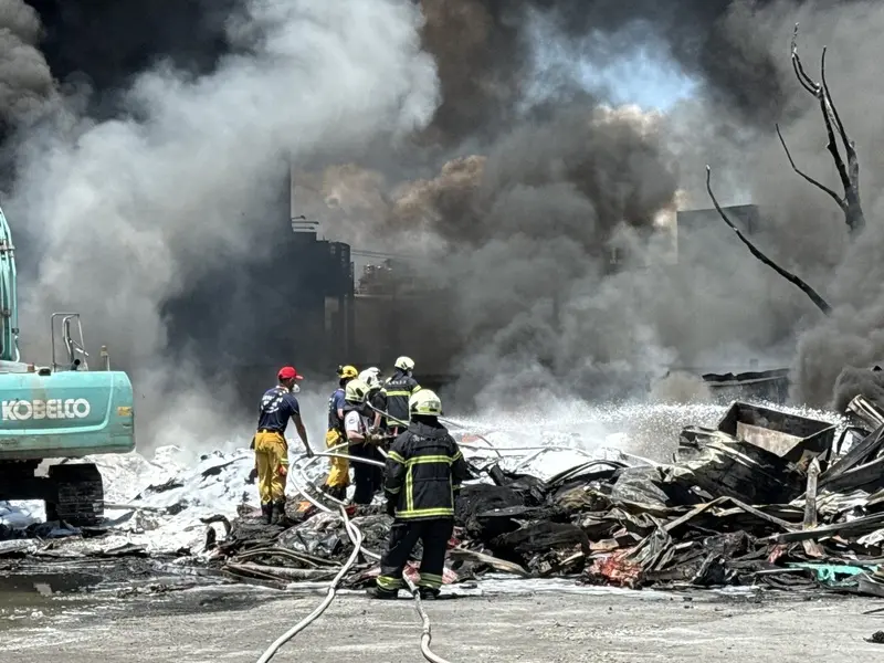高雄市仁武區安樂一街某工廠23日上午發生火警,消防獲報前往搶救,現場濃煙密布,幸目前無人受傷受困。中央社