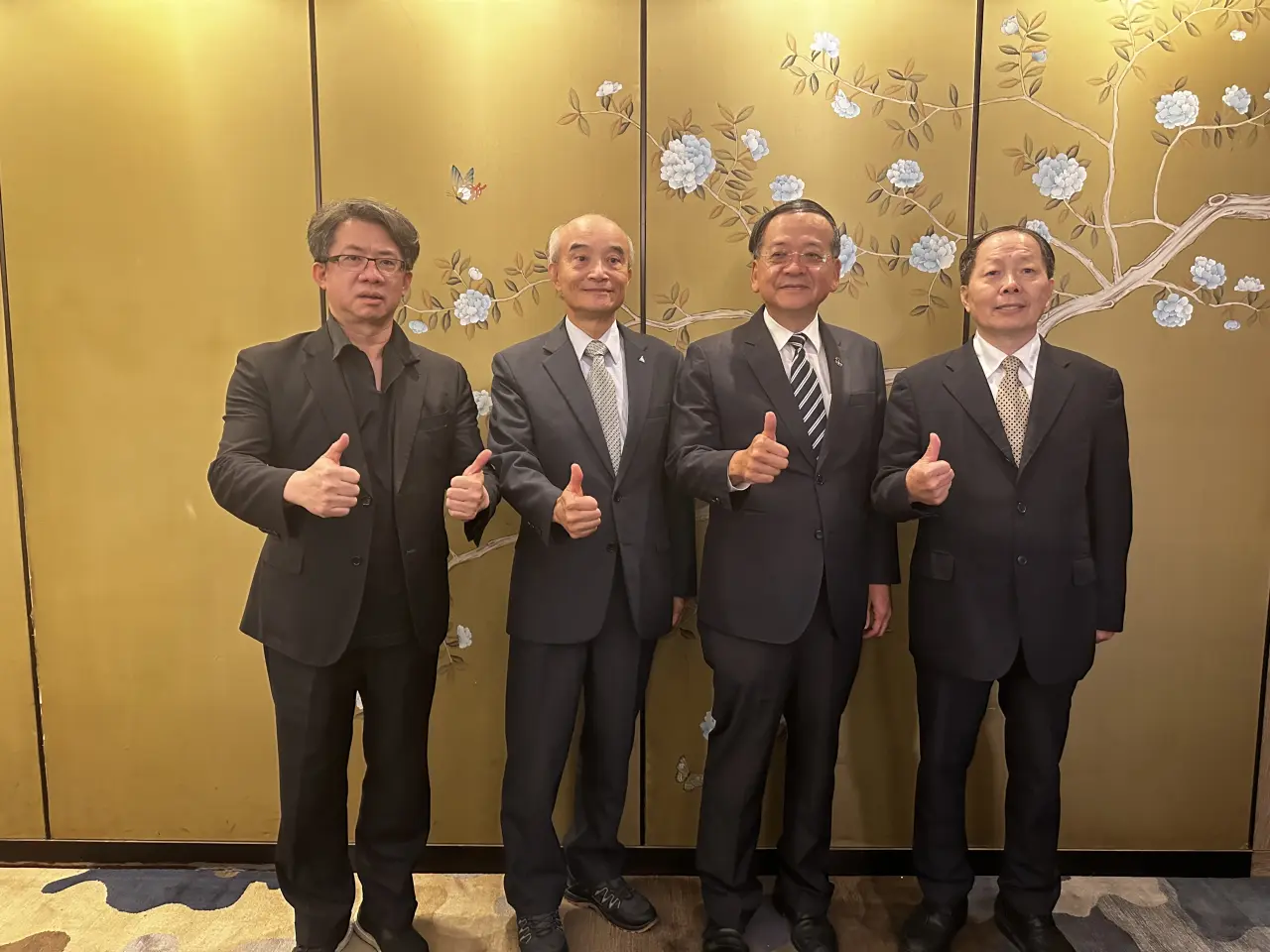 左起台灣上市櫃公司協會秘書長失明豪、協會榮譽理事長蔡榮騰、政治大學國關中心兼任研究員陳德昇、華信統領企管總經理袁明仁。(李宜儒攝)