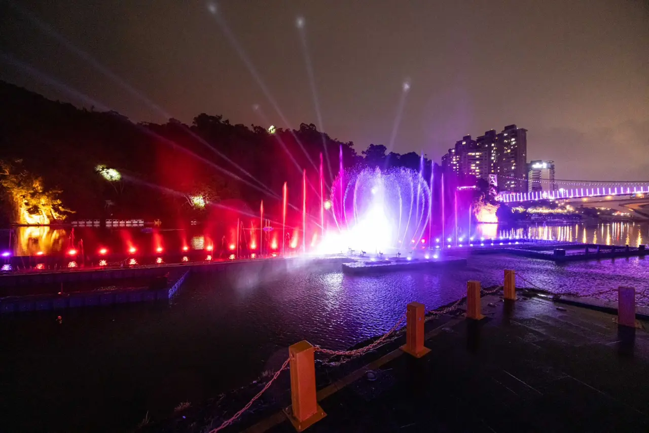 水舞展演自每日18時30分起,每半小時一場,每天共六場演出。新北觀旅局提供