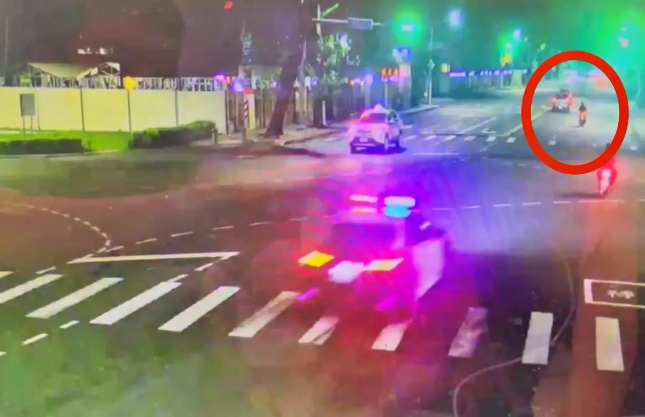 機車拒檢違規蛇行、闖紅燈,警車尾隨鳴笛示意受檢。警方提供