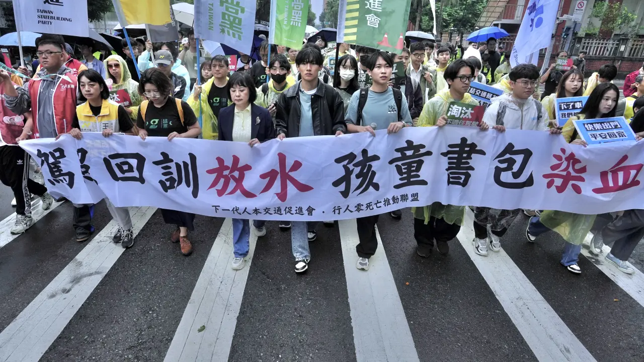 民團今舉行「保護下一代:交通工程改革,駕照全面回訓」遊行。林林攝