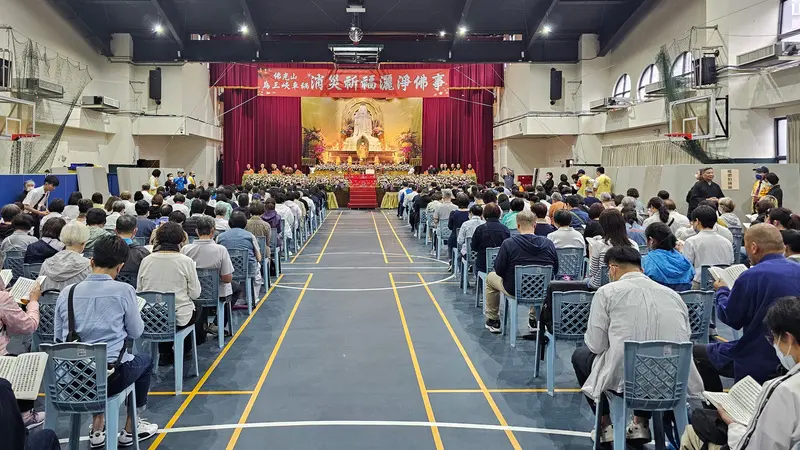 佛光山25日上午在新北市北大國小體育館舉行「為三峽車禍消災祈福灑淨佛事」法會,多名地方民代及民眾參與,場面肅穆。中央社