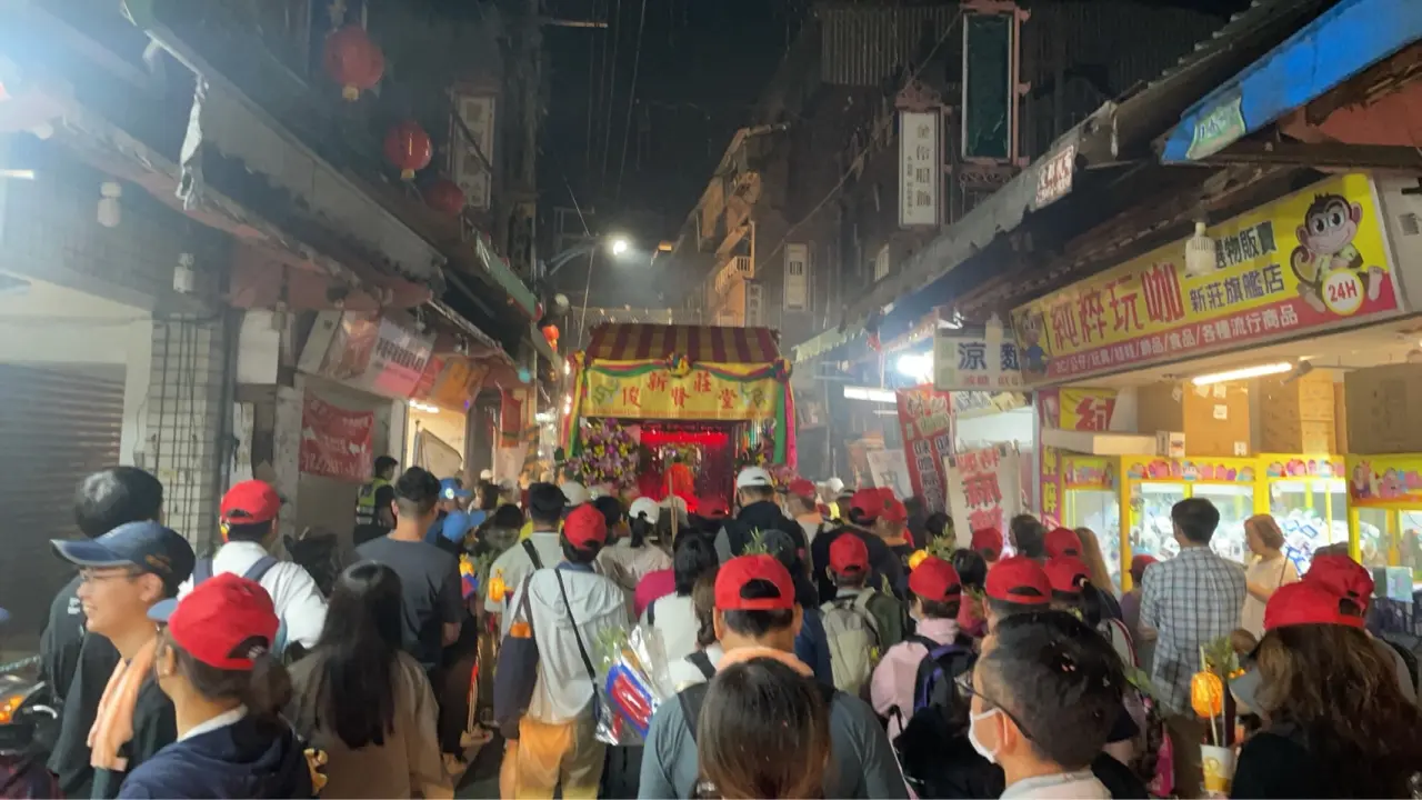 昨天是暗訪遶境隊伍直到今天凌晨才結束。翻攝畫面
