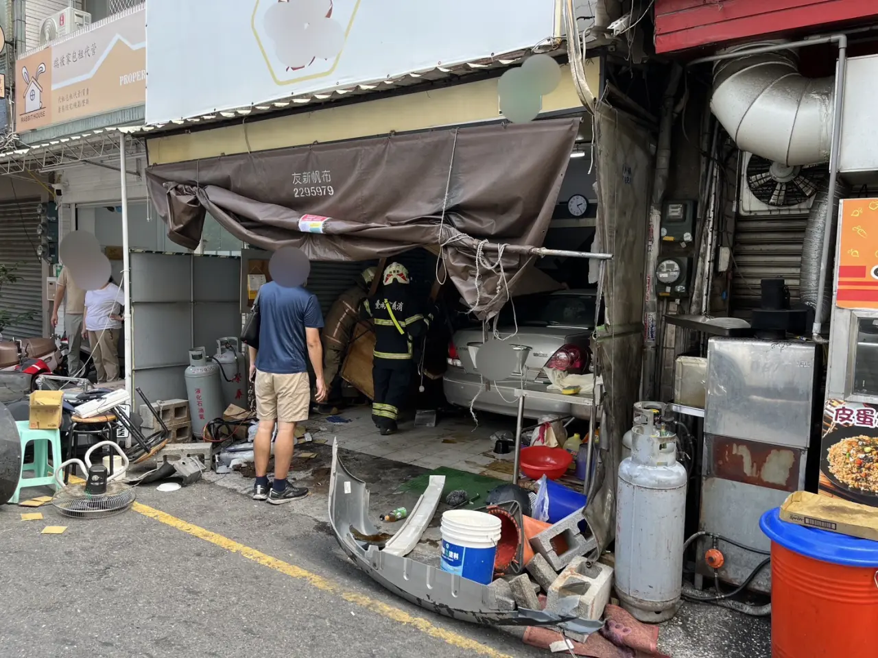 台南育樂街今天發生暴衝事故,27歲女子駕駛銀色轎車疑似操作不當,失控暴衝撞進對面小吃店。翻攝畫面