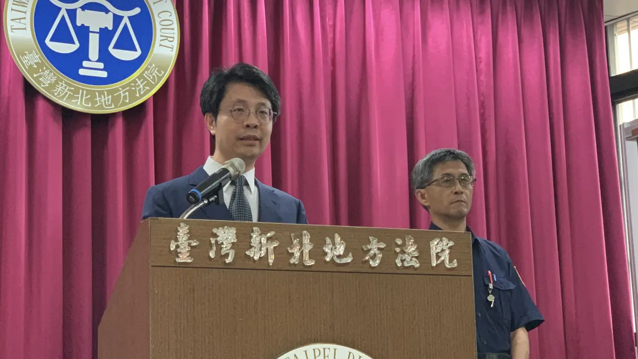 新北地院刑事發言人陳正偉庭長(左),說明郭哲敏案判決結果。丁牧群攝