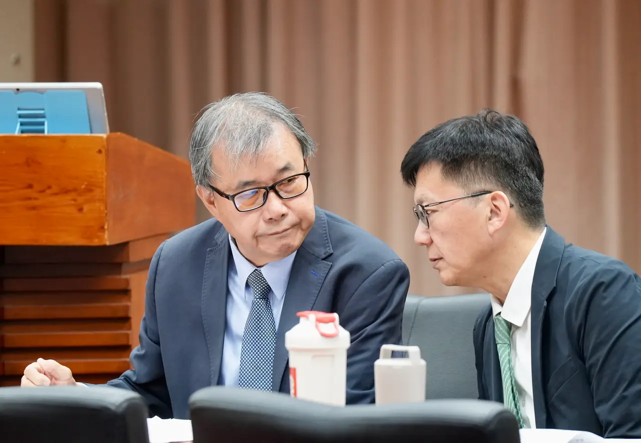 鄭英耀(左)有望留任教育部長,圖右為張廖萬堅。資料照。梁建裕攝