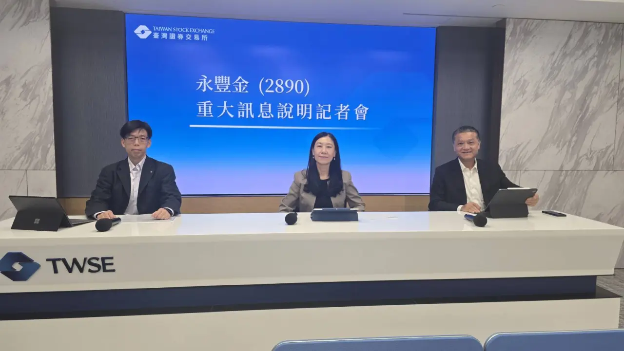由左至右永豐金證券財管處處長翁唯峻,永豐金財務長許如玫,永豐金證券總經理張李章隆。業者提供