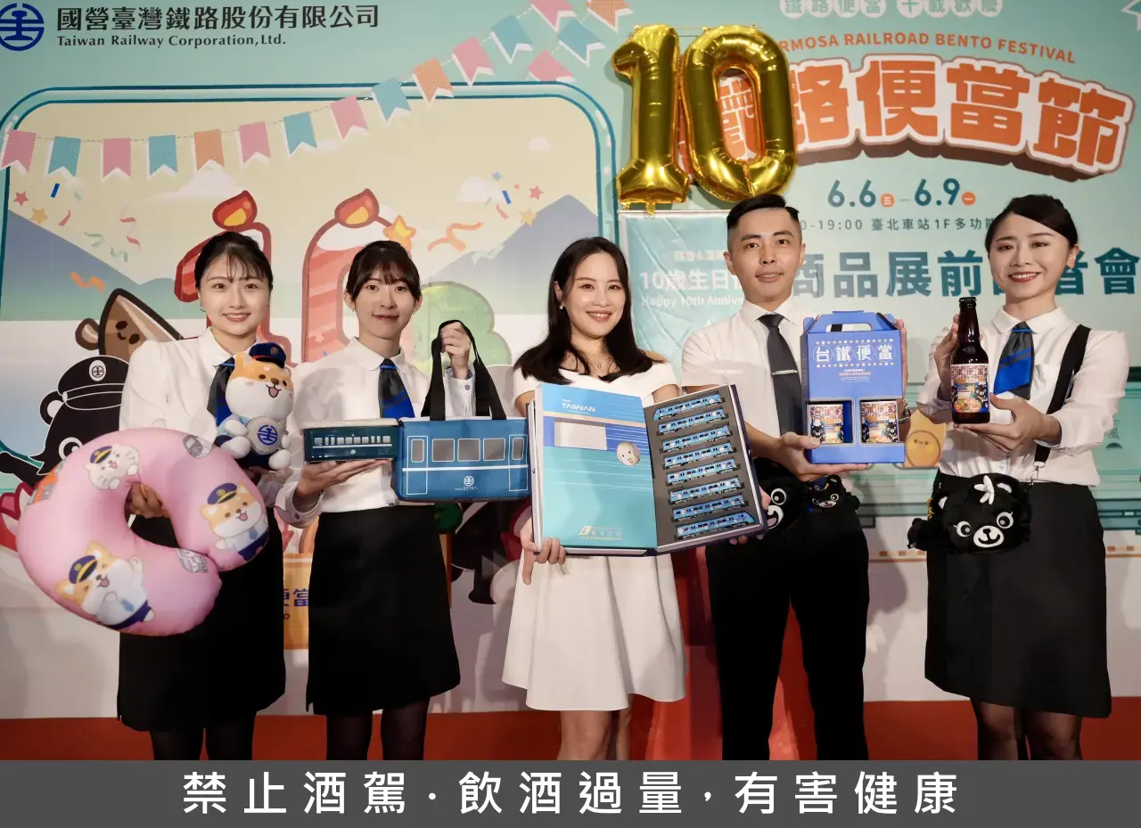 台鐵鐵路便當節祭出吸客三利器「鐵路便當、文創商品、台灣味的精釀啤酒」。梁建裕攝