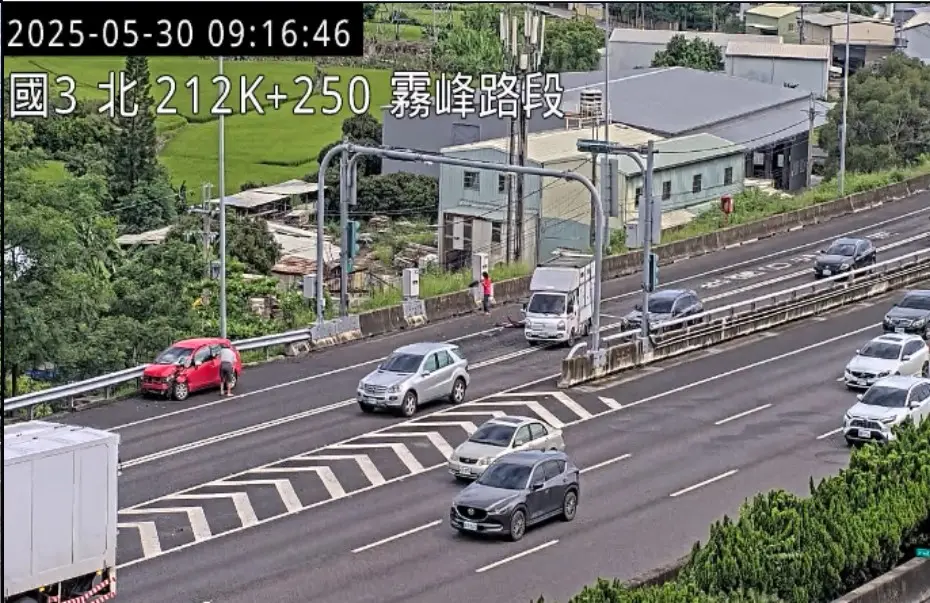 9時16分於國3南向霧峰入口處發生小貨車與小客車追撞事故,占用匝道內、外側車道,於9時32分排除,造成後方車流回堵2公里。高公局提供