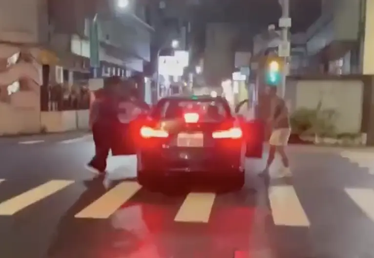 民眾合力將肇事陳男拖下車。翻攝畫面