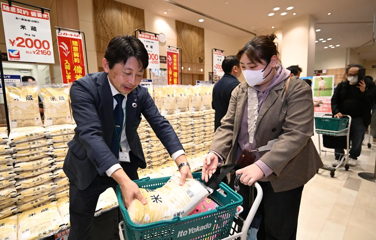 東京大田區的伊藤洋華堂超市31日開賣政府儲備米,吸引民眾搶購,500袋在半小時內便銷售一空。法新社