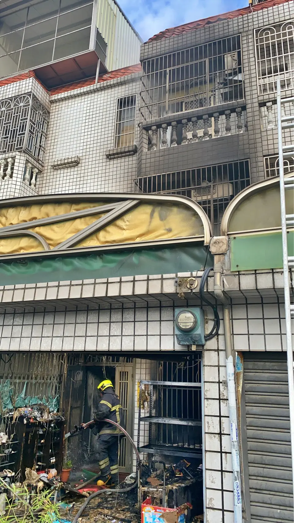 火勢從1樓竄燒,煙燻火右2戶鄰居。消防局提供