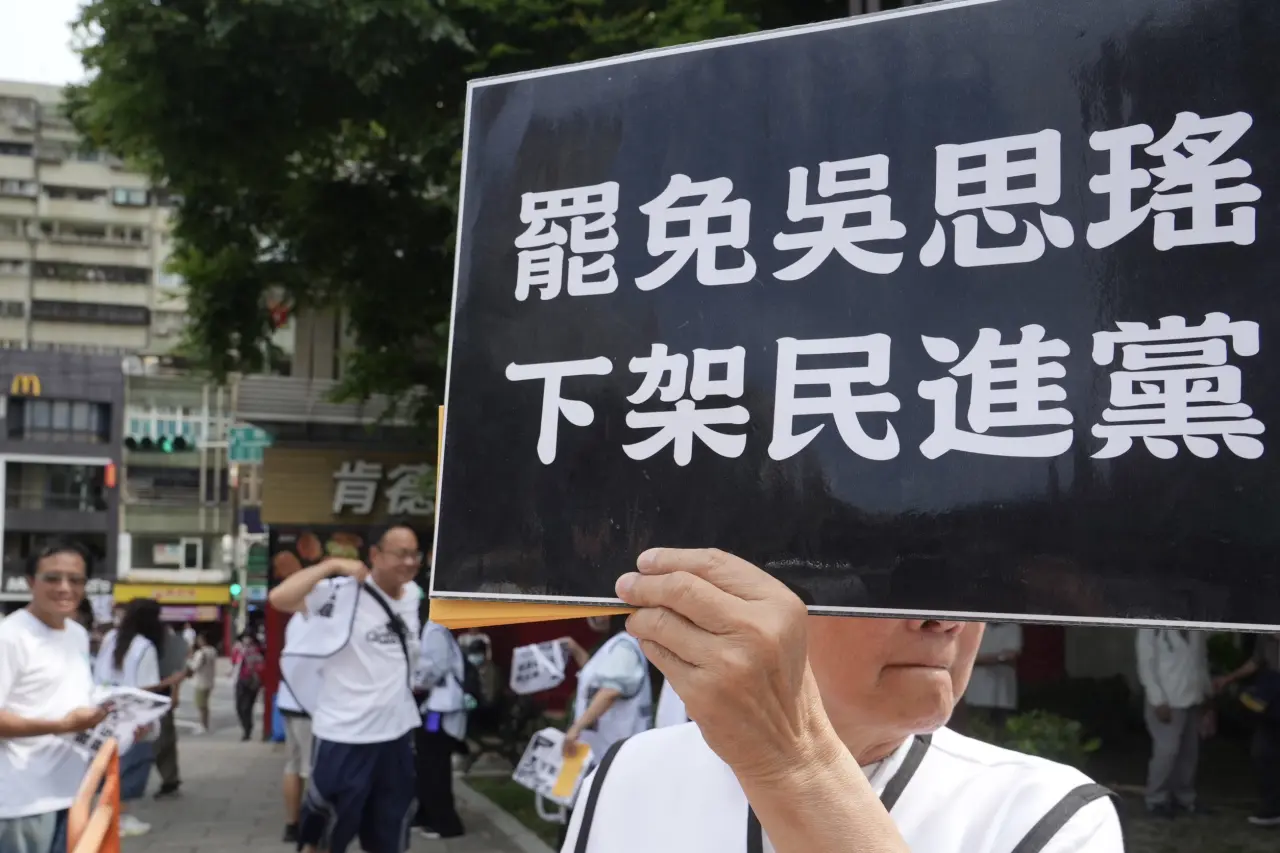 倖免大罷免的民眾黨上街助攻罷免綠委吳思瑤。林林攝