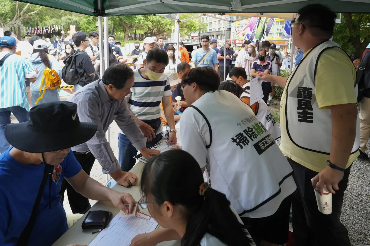 民眾現場詢問、簽署罷免吳思瑤連署書。林林攝