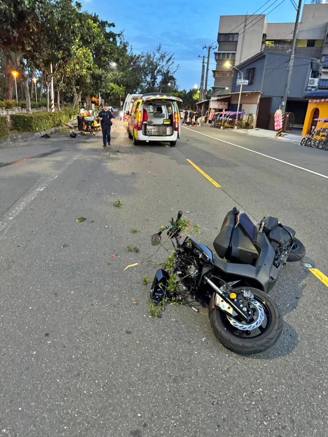 疑過彎失控,摔車釀2死。警方提供
