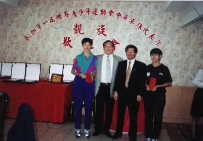 楊正雄(左2)過去曾因指導陳靜在1996年亞特蘭大桌球女單奪銀,在2014年獲選「最佳教練獎」。翻攝教育部體育署網站