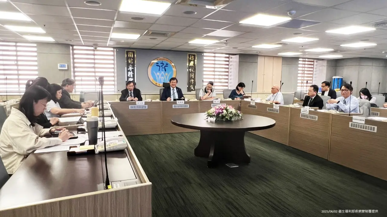 衛生福利部部長邱泰源今天下午率疾管署、食藥署、健保署,與五大醫事團體就疫情、疫苗、快篩供應等進行討論。疾管署提供